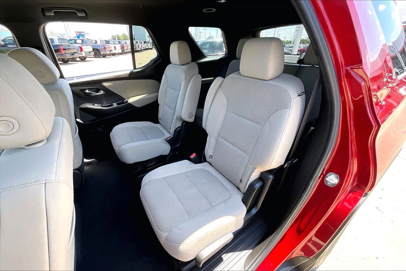 Used 2023 Chevrolet Traverse LT FWD image 17