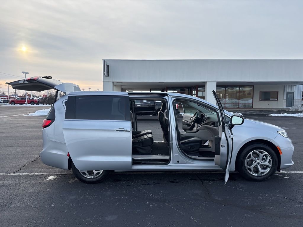 Used 2024 Chrysler Pacifica Limited FWD image 18