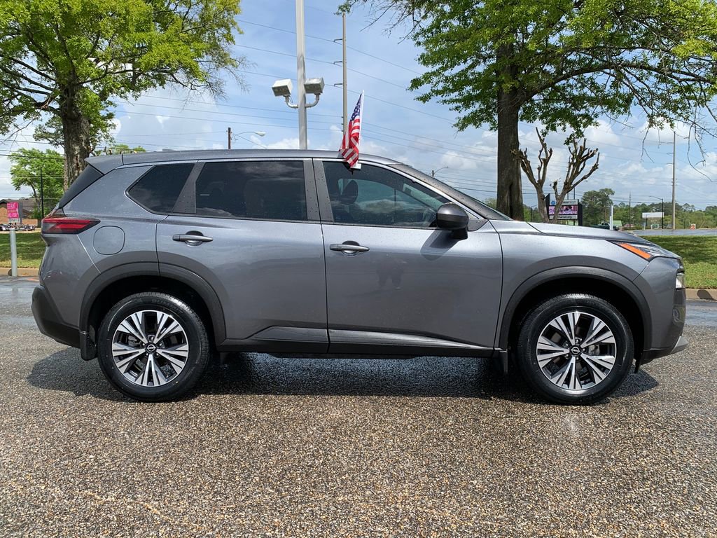 Used 2023 Nissan Rogue SV image 2