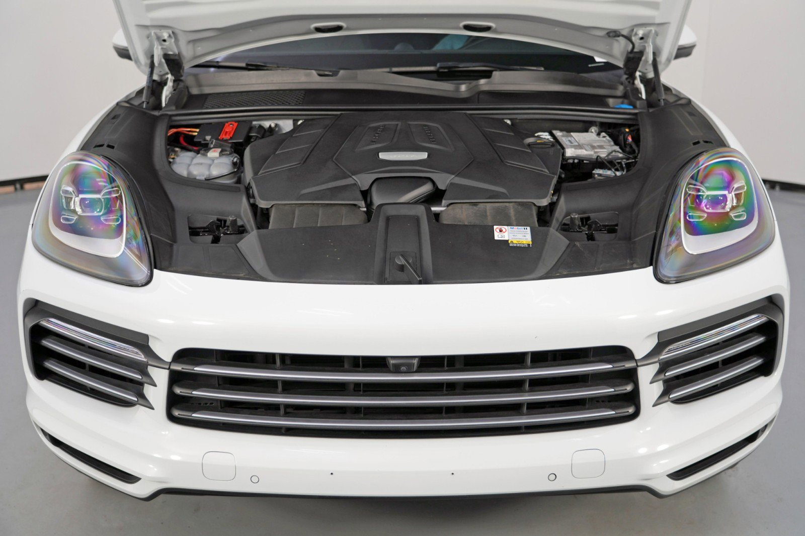 Used 2023 Porsche Cayenne Platinum Edition w/ Premium Package image 8