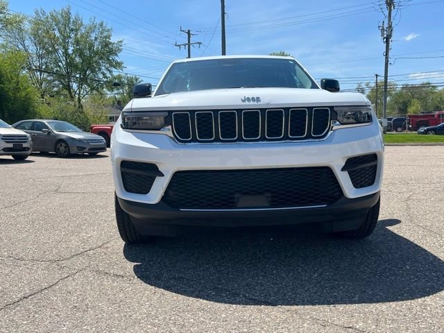 Used 2023 Jeep Grand Cherokee Laredo AWD/4WD image 8