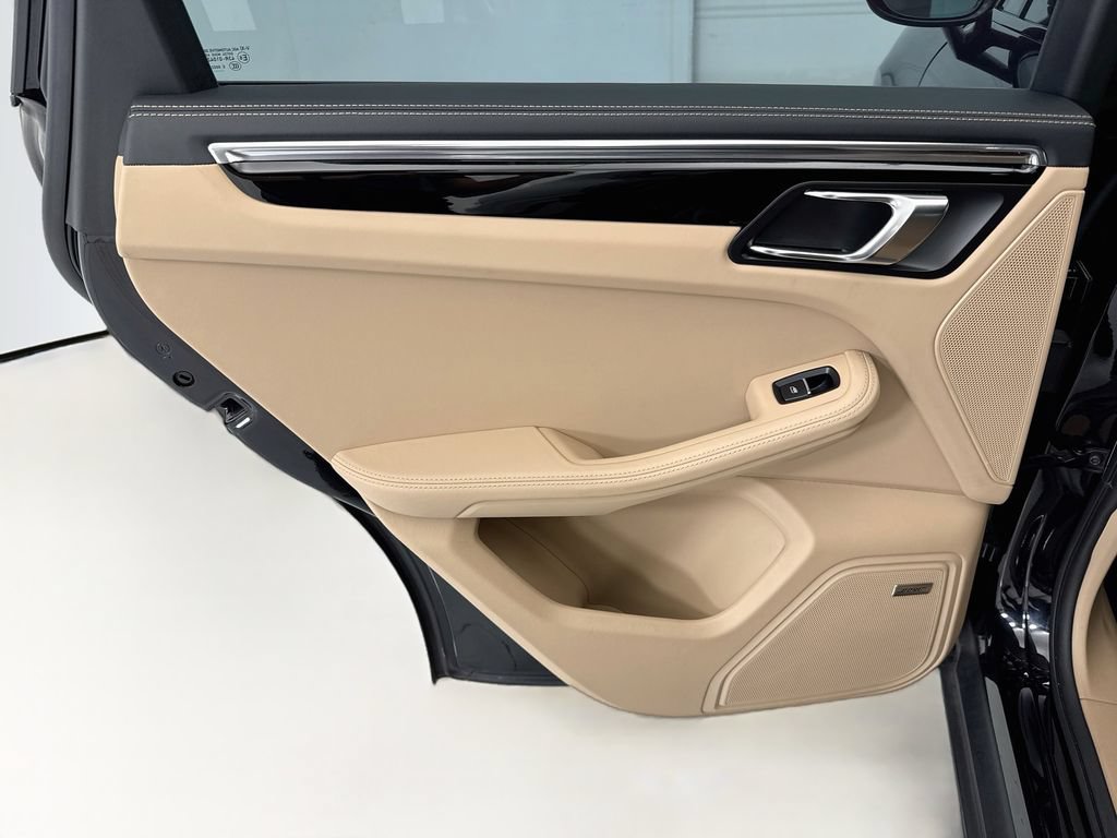Certified 2025 Porsche Macan S AWD/4WD image 26