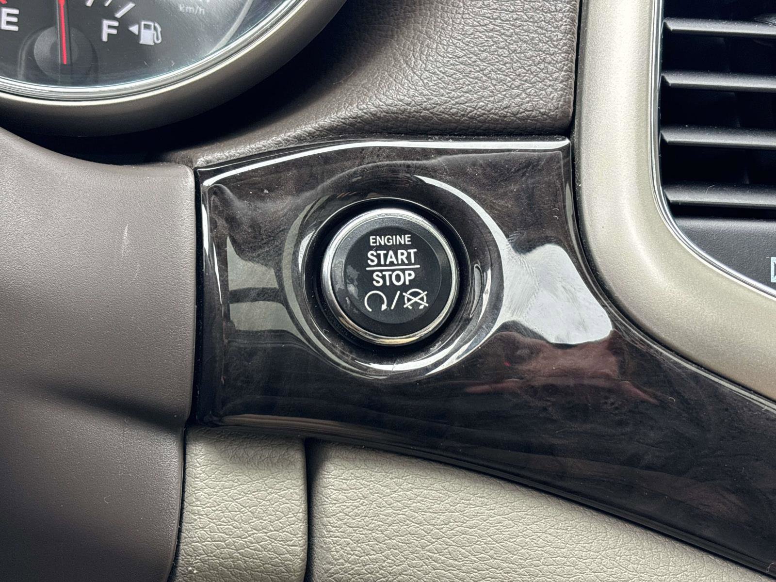 Used 2012 Jeep Grand Cherokee Laredo image 30