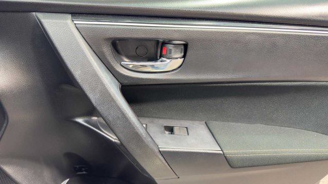 Used 2018 Toyota Corolla LE FWD image 12