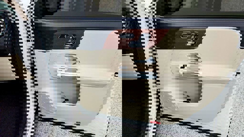 Used 2023 Mercedes-Benz EQB 350 4MATIC SUV w/ Exclusive Package image 24