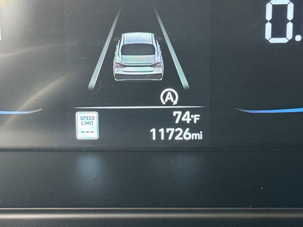 Used 2025 Hyundai Elantra SE w/ Cargo Package image 24