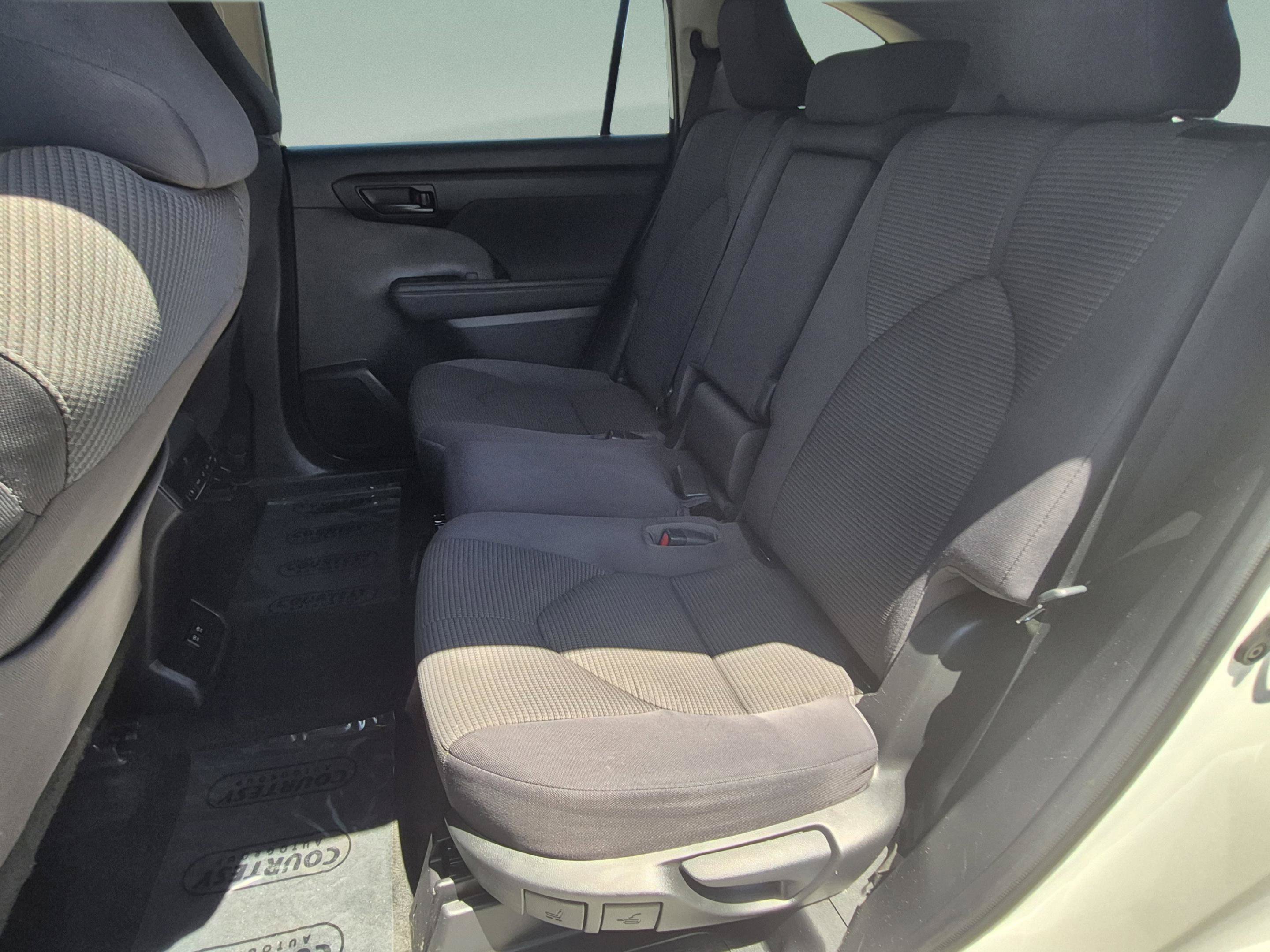 Used 2021 Toyota Highlander LE FWD image 17