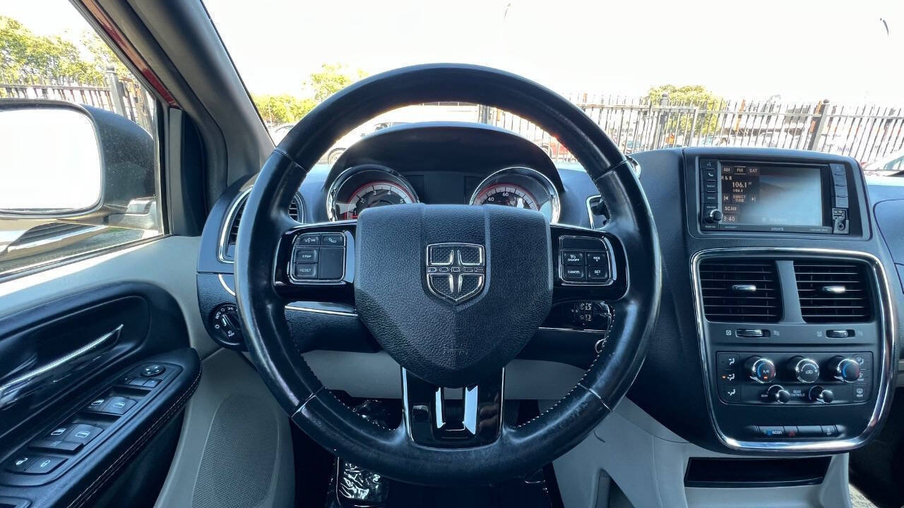 Used 2017 Dodge Grand Caravan SXT FWD image 12