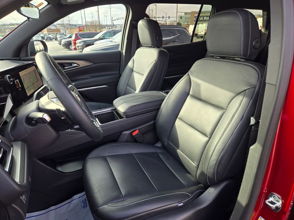 Used 2025 Chevrolet Traverse LT image 15