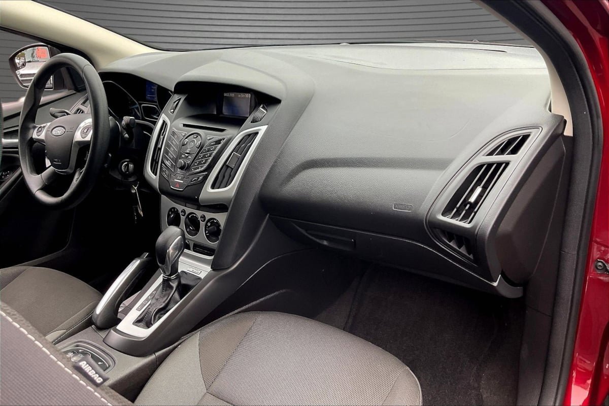 Used 2013 Ford Focus SE w/ SE Winter Pkg FWD image 24