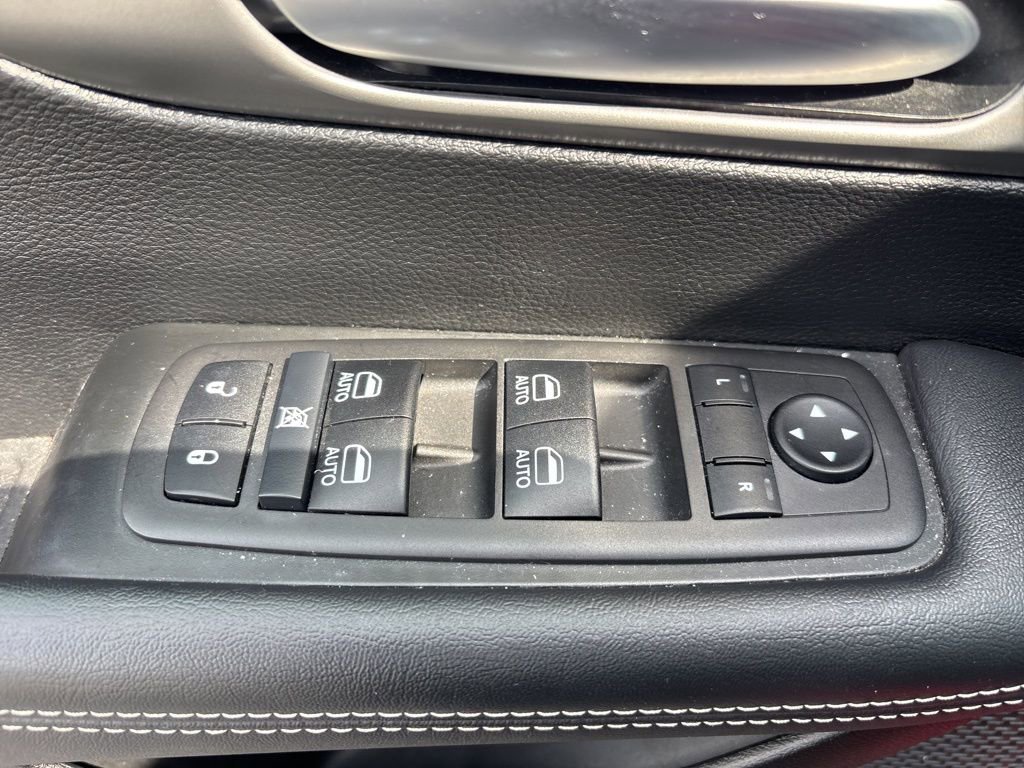 Used 2025 Chrysler Pacifica Select image 15
