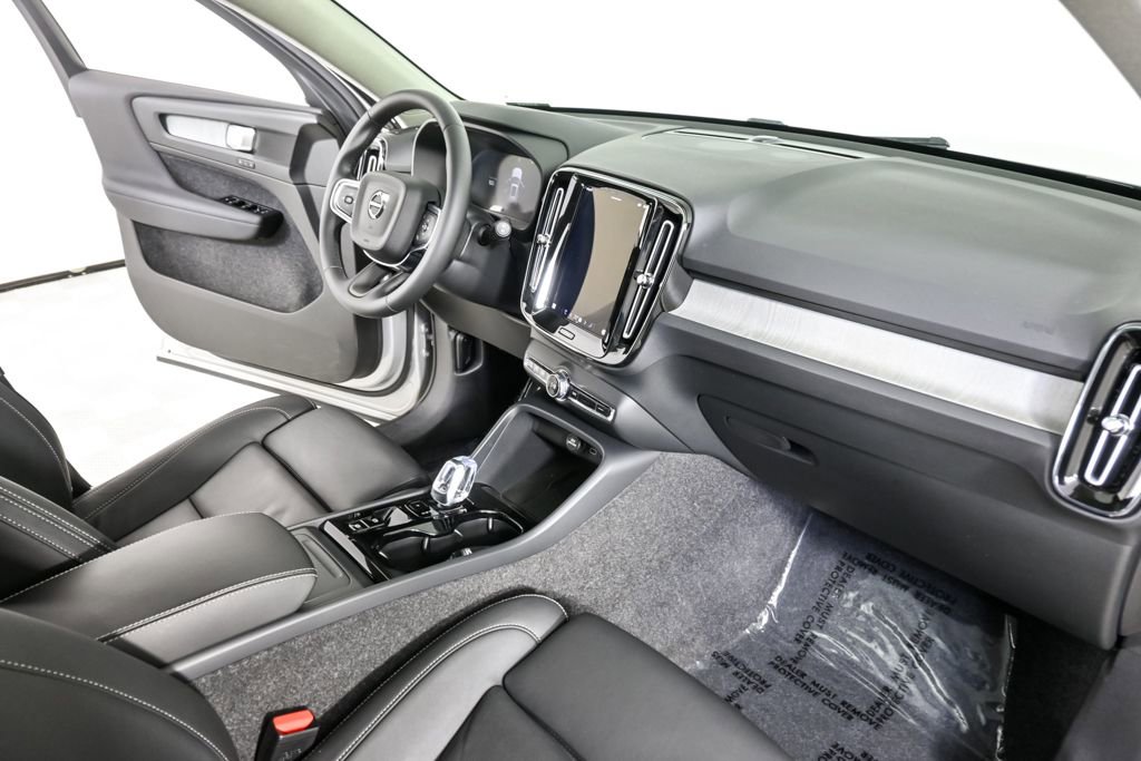 Certified 2025 Volvo XC40 B5 Plus image 22