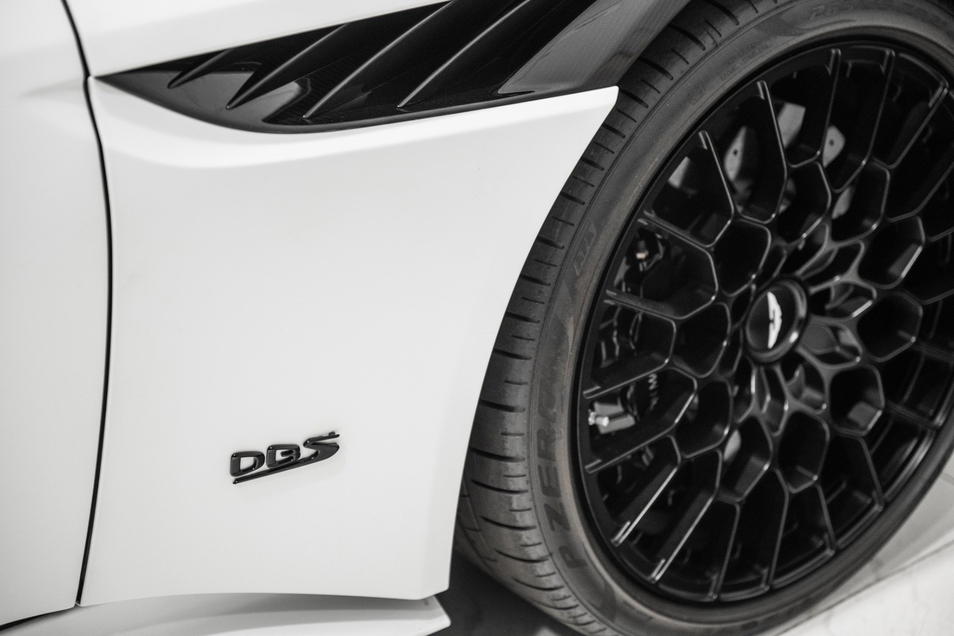 Used 2023 Aston Martin DBS Coupe RWD image 9