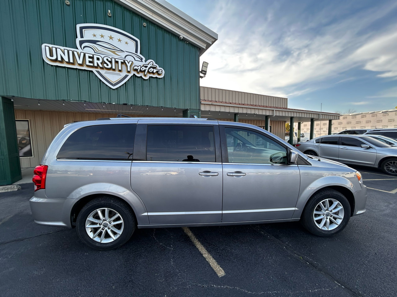 Used 2019 Dodge Grand Caravan SXT image 2