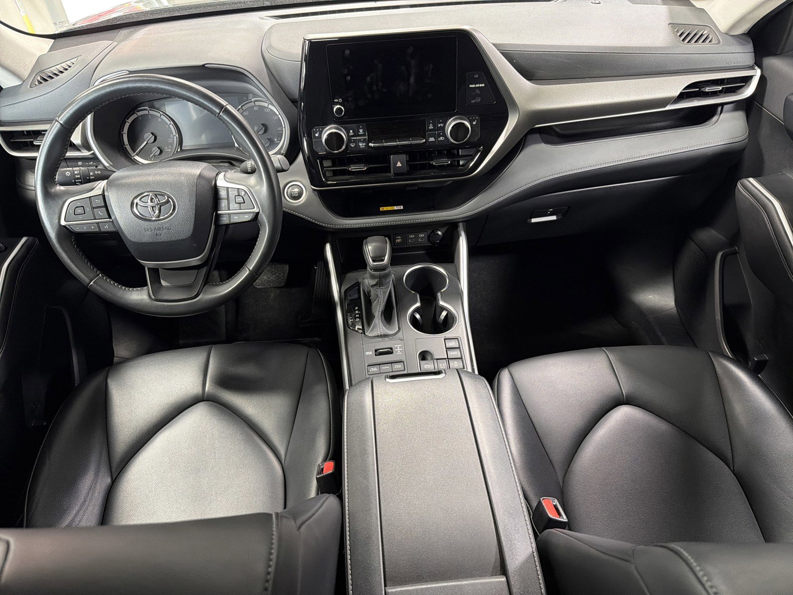 Used 2024 Toyota Highlander XLE image 10