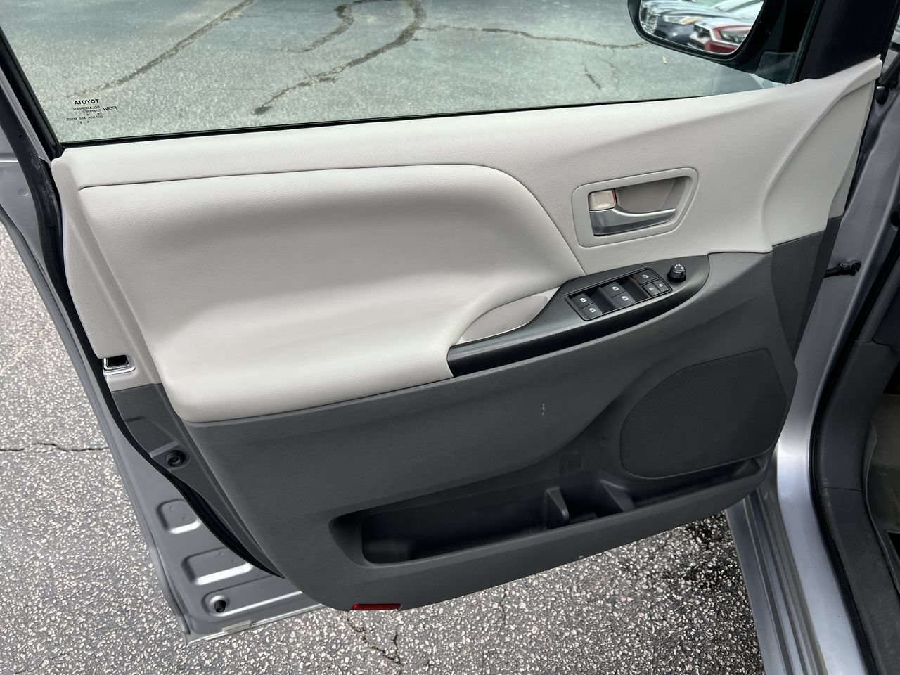 Used 2015 Toyota Sienna LE FWD image 14