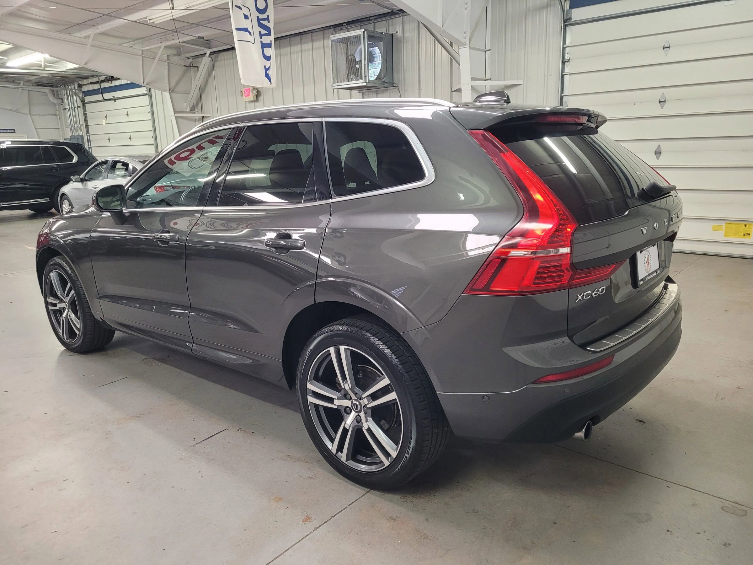 Used 2018 Volvo XC60 T5 Momentum w/ Vision Package image 4