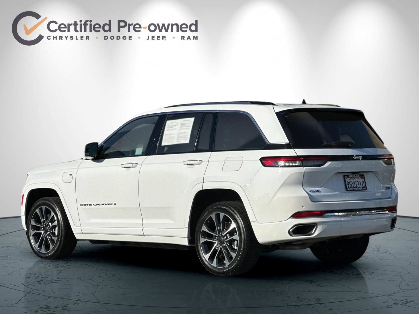 Used 2023 Jeep Grand Cherokee Overland AWD/4WD image 6