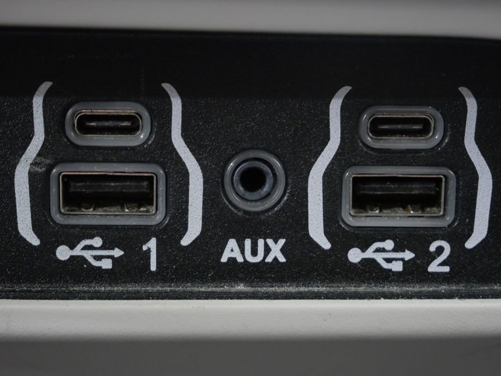 Used 2022 Chrysler Voyager LX image 21