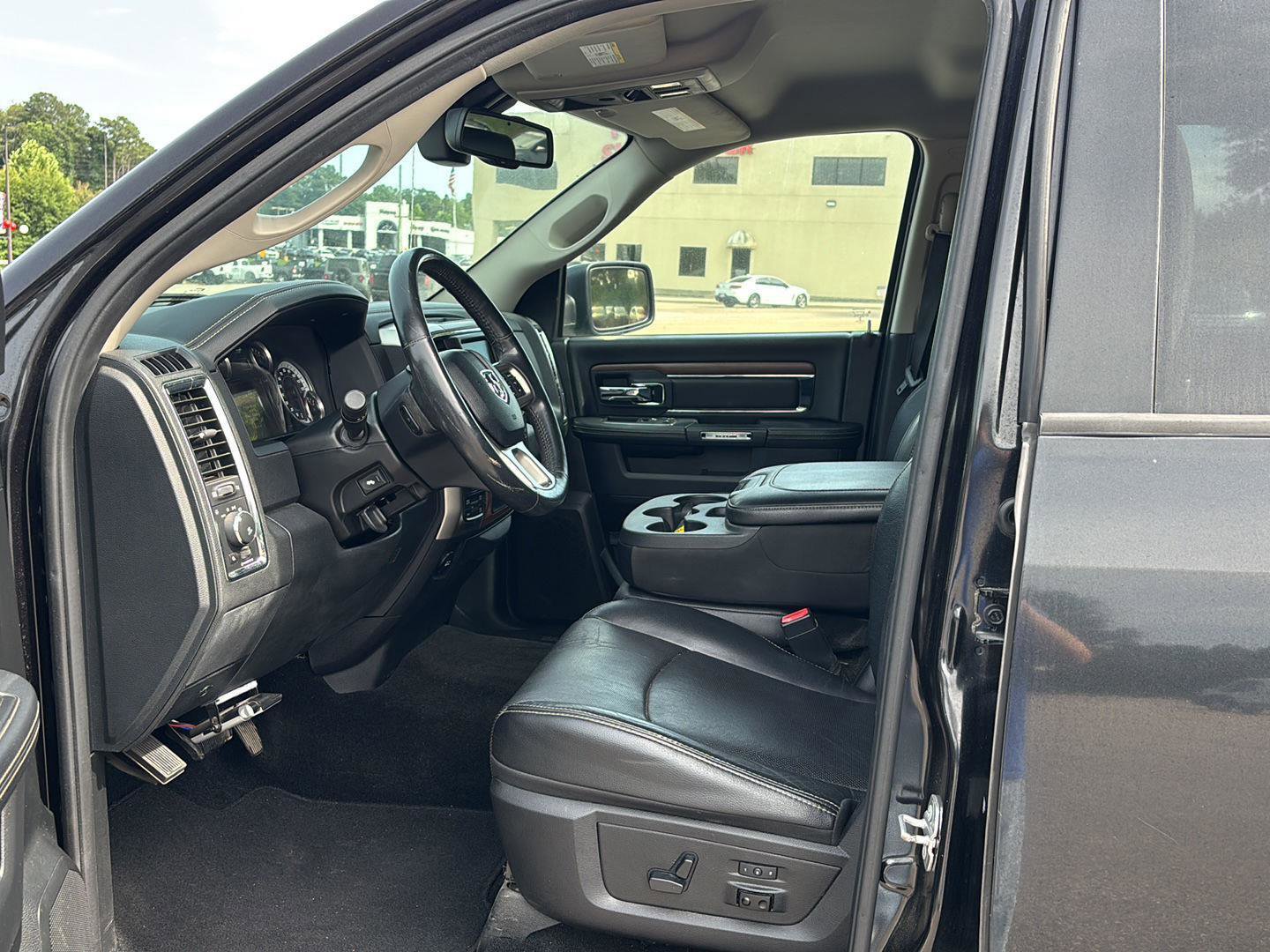 Used 2015 RAM 1500 Laramie w/ Convenience Group AWD/4WD image 9