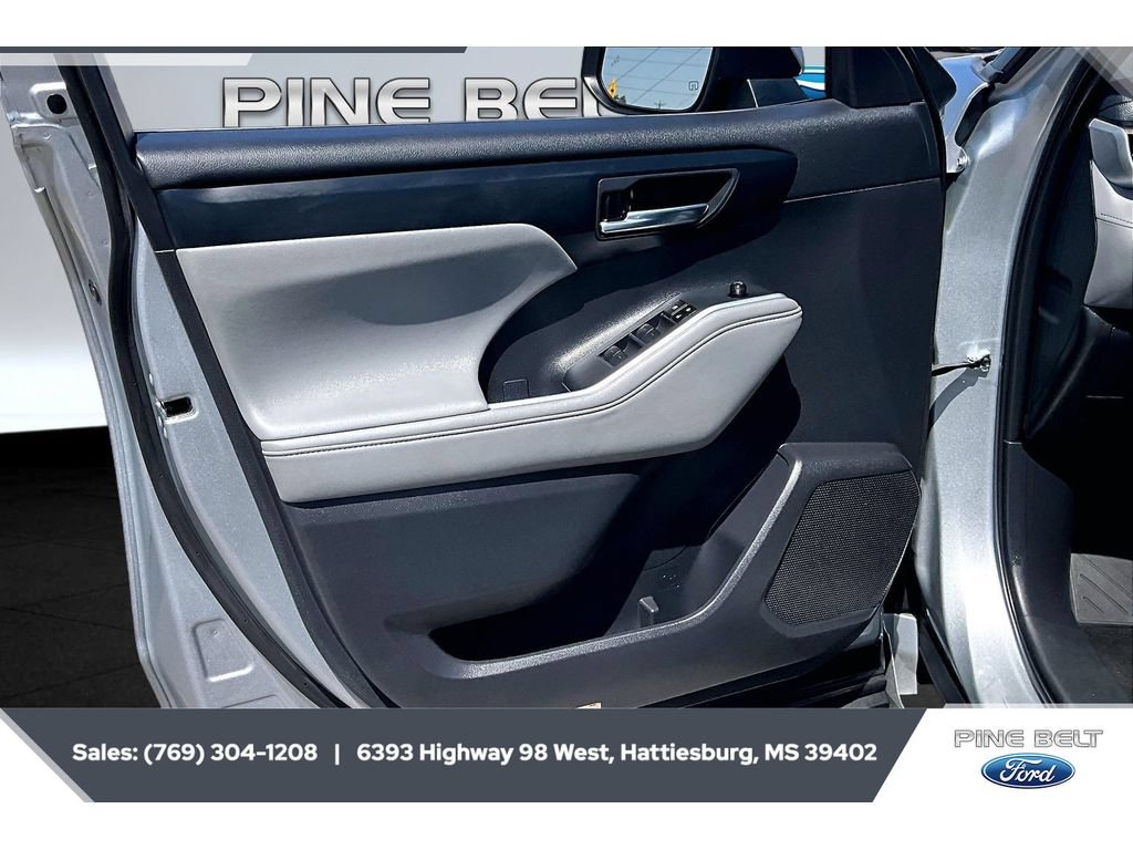 Used 2024 Toyota Highlander XLE AWD/4WD image 17