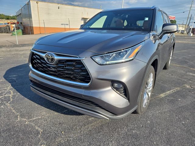 Used 2023 Toyota Highlander Platinum FWD image 1