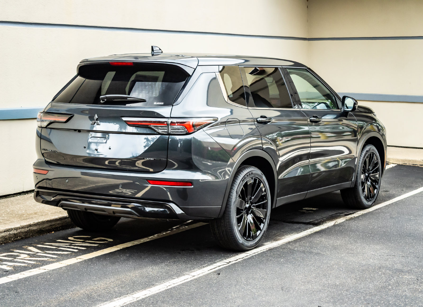 New 2026 Mitsubishi Outlander LE AWD/4WD image 7