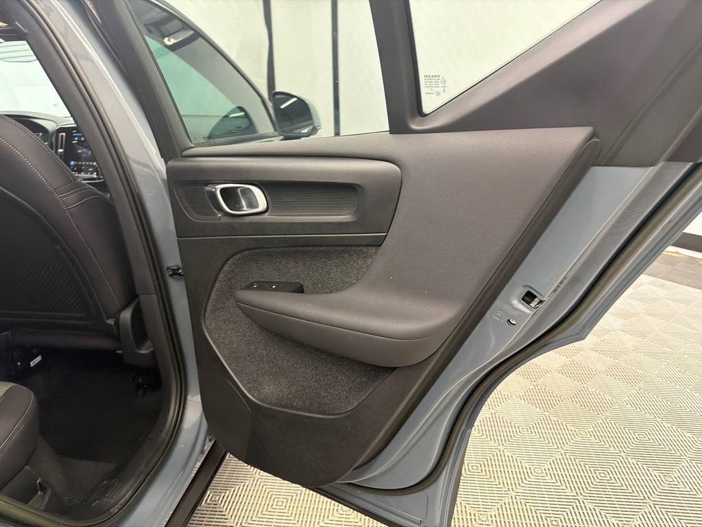 Used 2023 Volvo XC40 B5 Core image 18