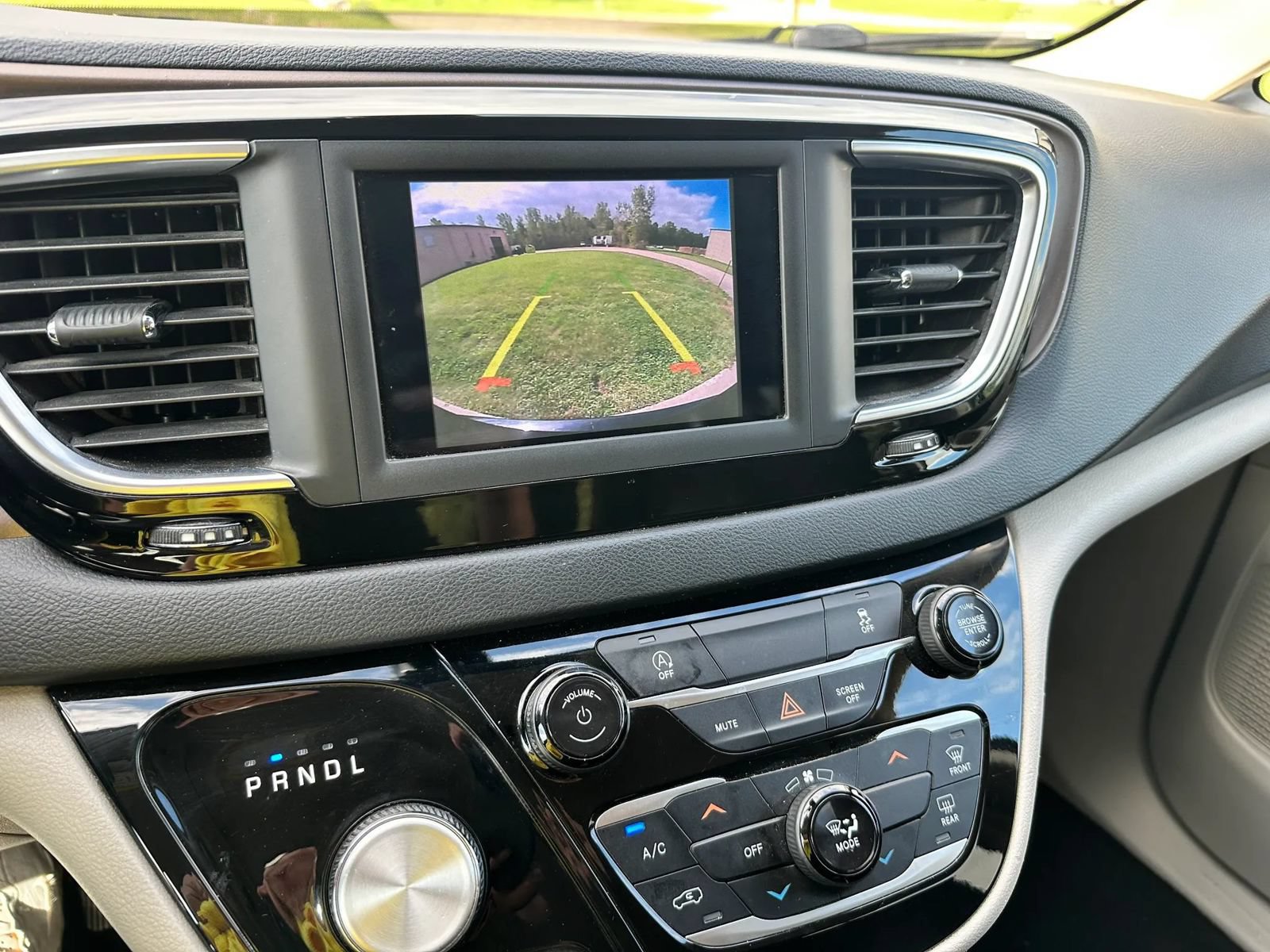 Used 2020 Chrysler Voyager Lxi FWD image 20