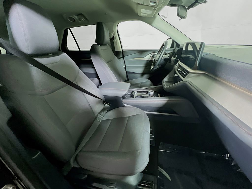 Used 2025 Ford Explorer Active AWD/4WD image 25