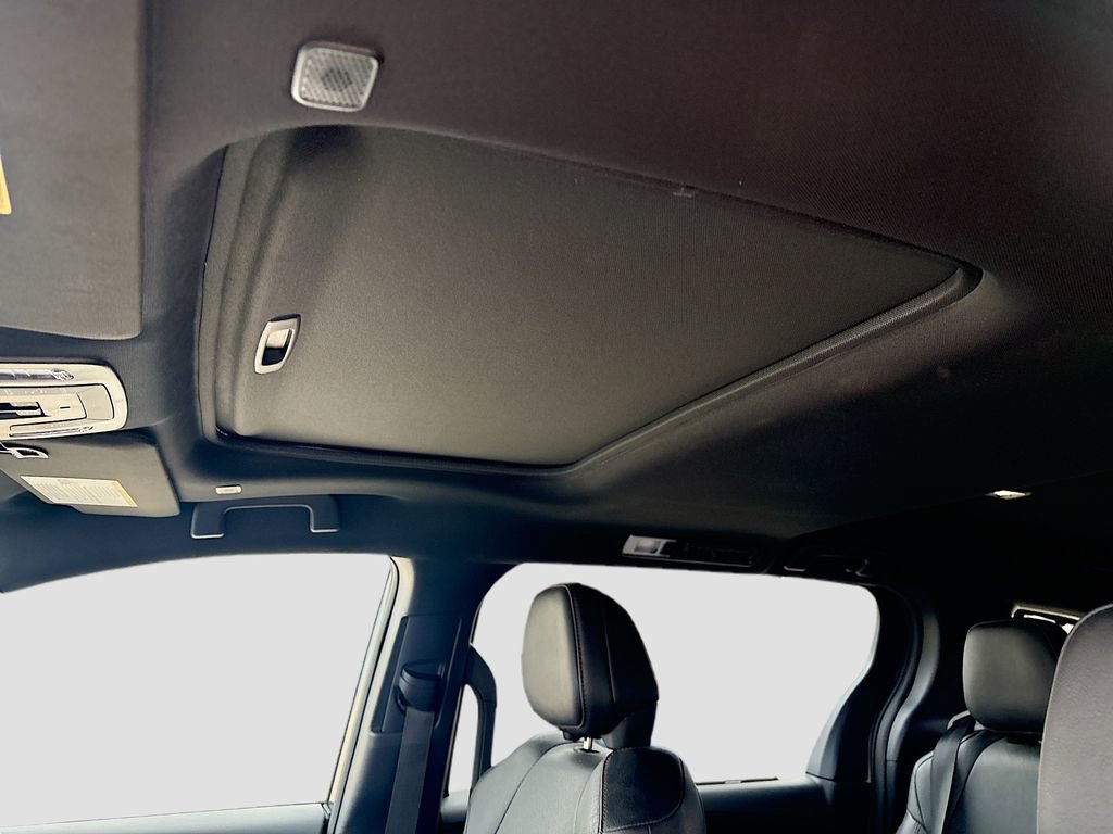 Used 2025 Toyota Sienna Limited image 23