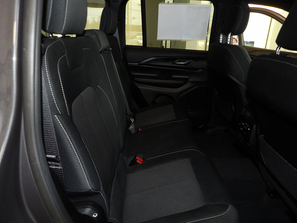 Used 2024 Jeep Grand Cherokee Laredo w/ Luxury Tech Group I AWD/4WD image 17