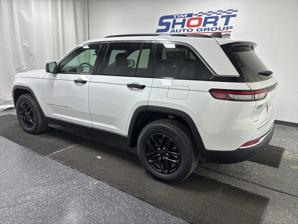 New 2026 Jeep Grand Cherokee Laredo w/ Trailer Tow Package AWD/4WD image 7