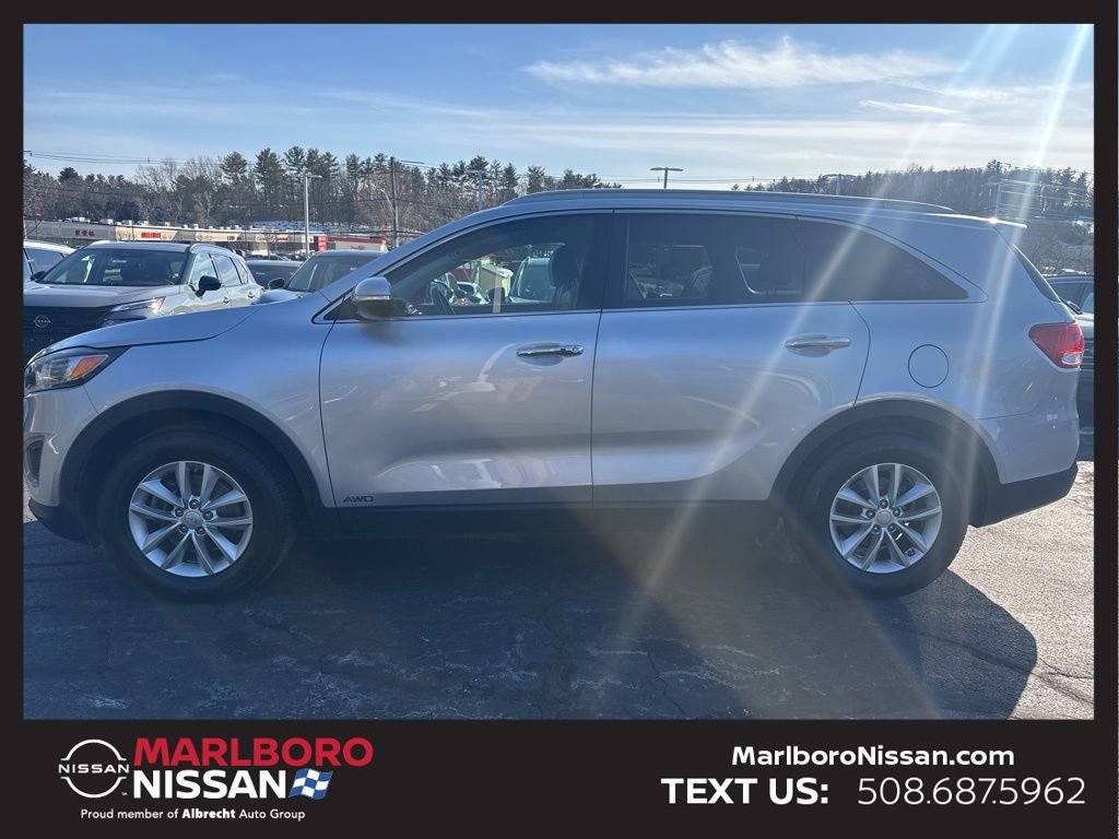 Used 2017 Kia Sorento LX w/ LX Convenience Package image 4