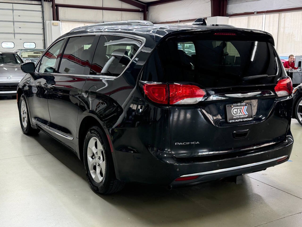 Used 2017 Chrysler Pacifica Touring-L Plus w/ Advanced Safetytec Group FWD image 4