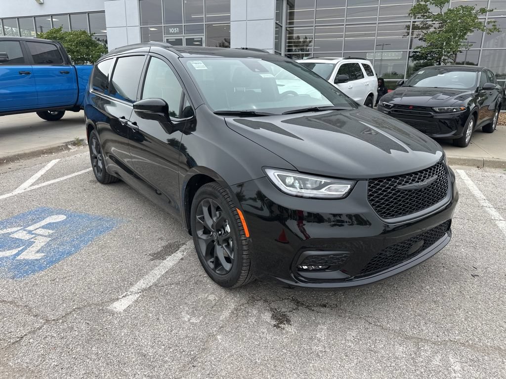New 2026 Chrysler Pacifica Limited w/ S Appearance Package FWD image 7