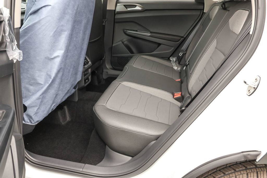 Used 2025 Volkswagen Taos SE image 27