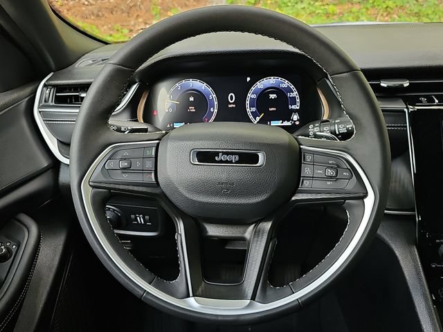 Used 2025 Jeep Grand Cherokee Altitude AWD/4WD image 10