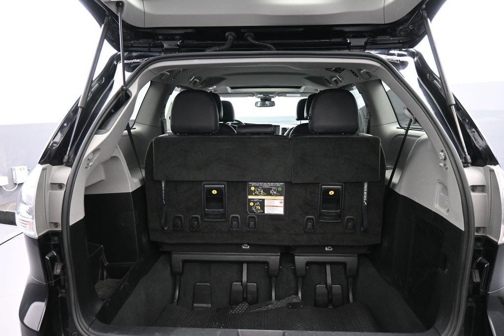 Certified 2019 Toyota Sienna SE w/ SE Preferred Package AWD/4WD image 24