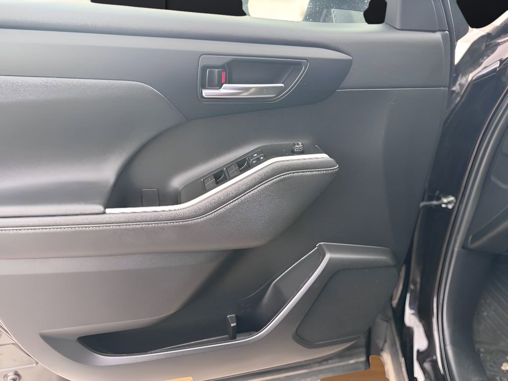 Used 2021 Toyota Highlander XLE image 25