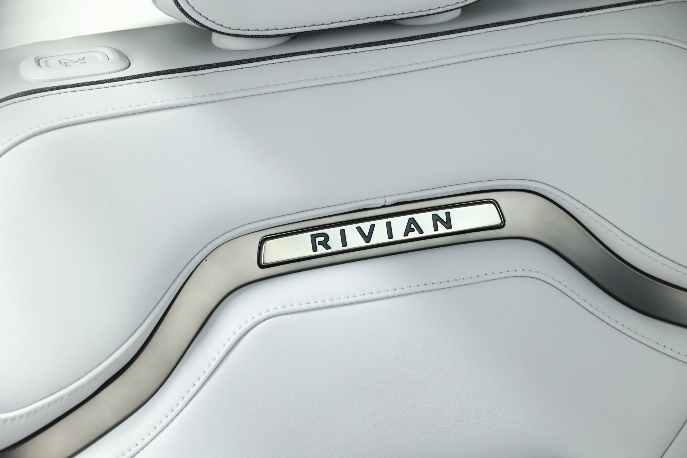 Used 2024 Rivian R1S Adventure Quad AWD/4WD image 95