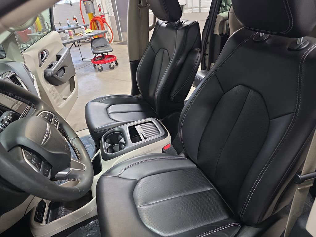 Used 2023 Chrysler Pacifica Touring-L image 17
