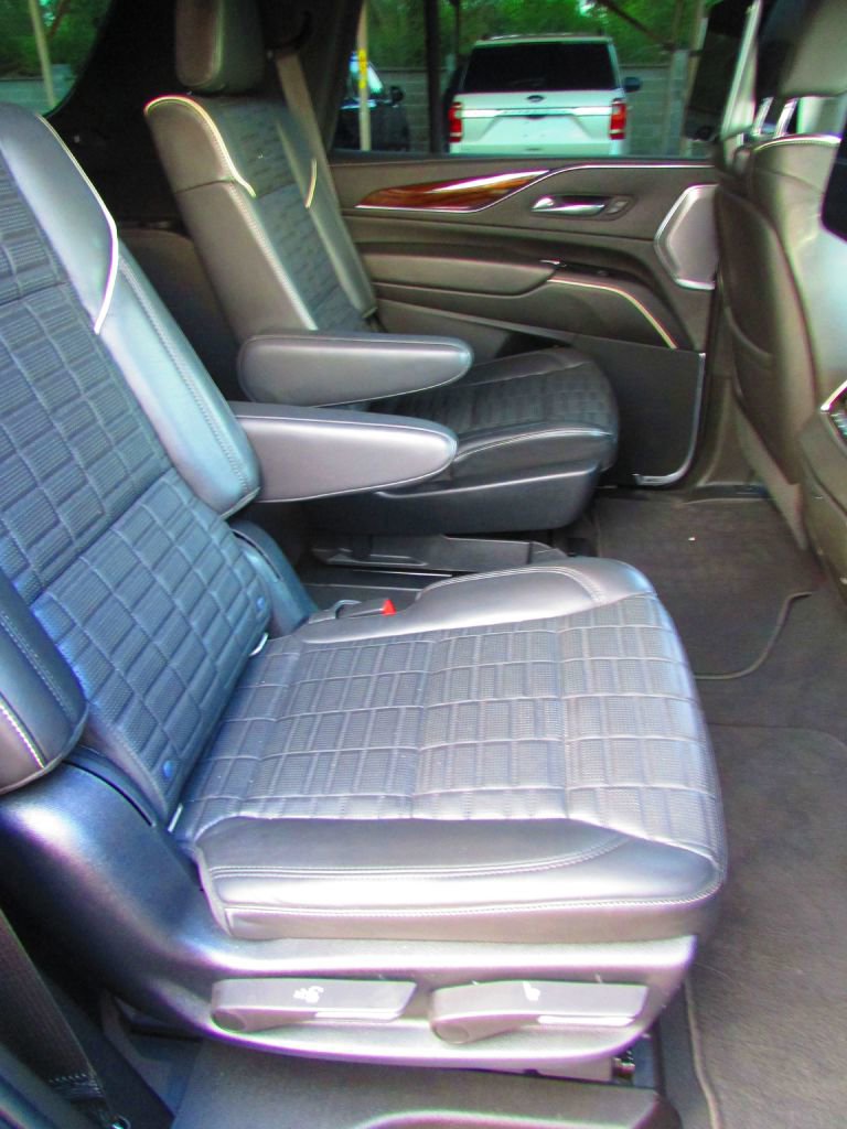 Used 2021 Cadillac Escalade Sport Platinum w/ LPO, ONYX Package image 23