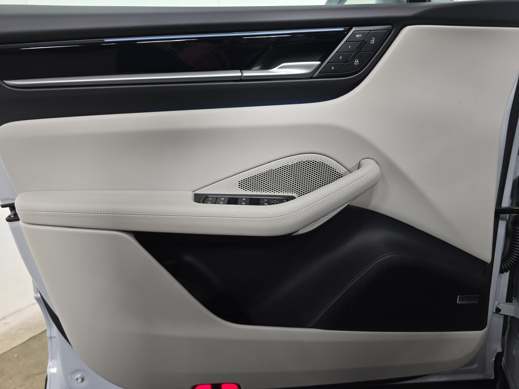 New 2026 Porsche Macan Electric RWD image 22