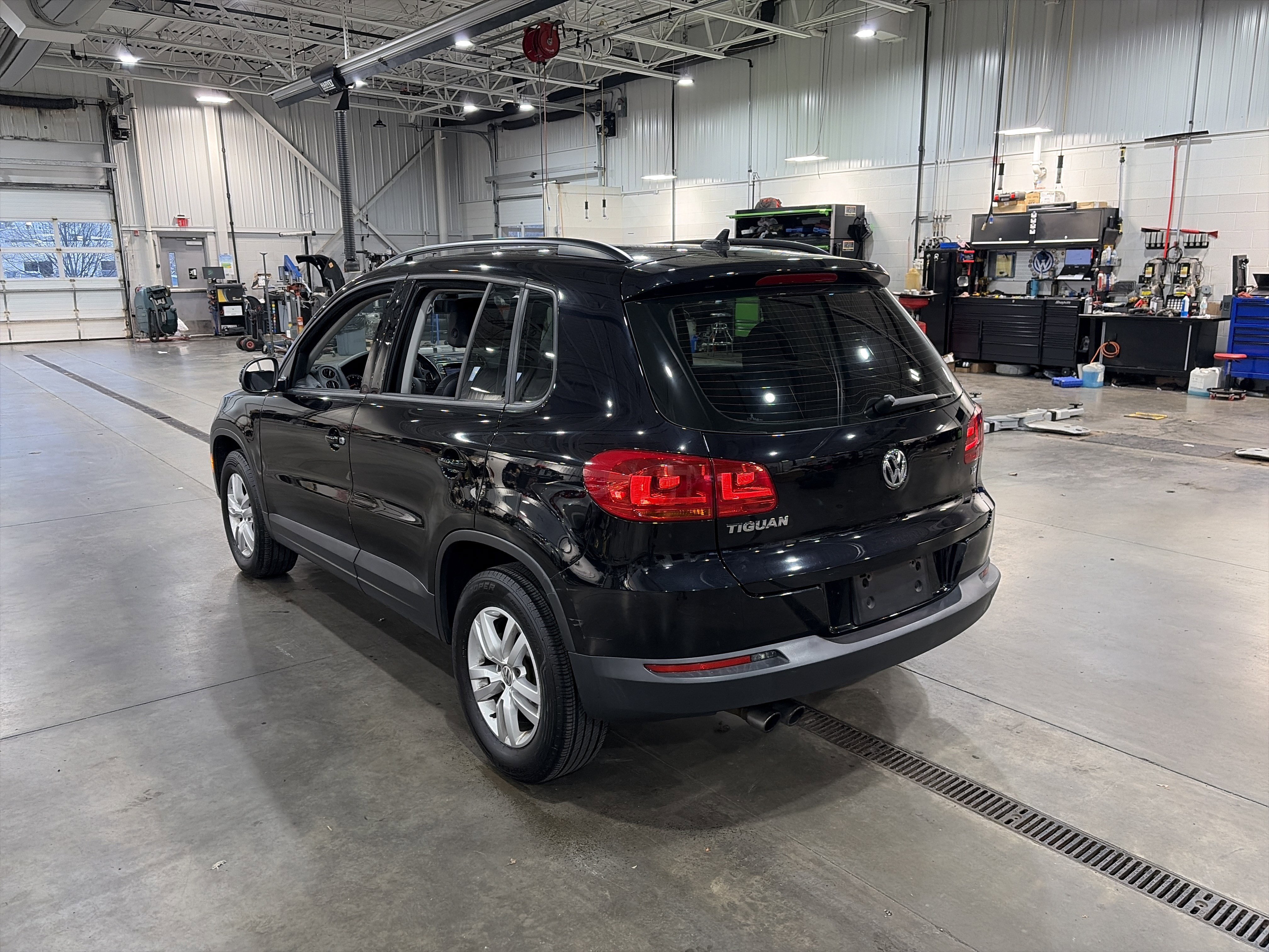 Used 2017 Volkswagen Tiguan S image 6