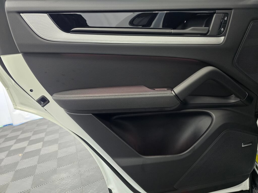 Certified 2025 Porsche Cayenne Coupe AWD/4WD image 22