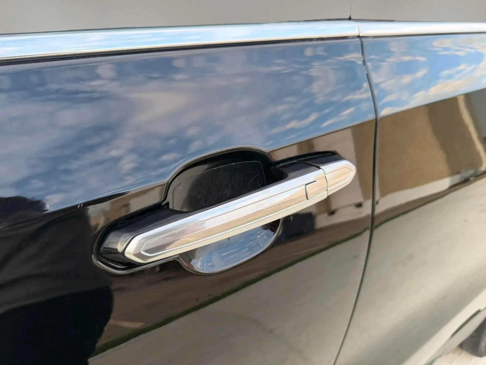 Used 2023 Cadillac XT4 Luxury w/ Cold Weather Package FWD image 40