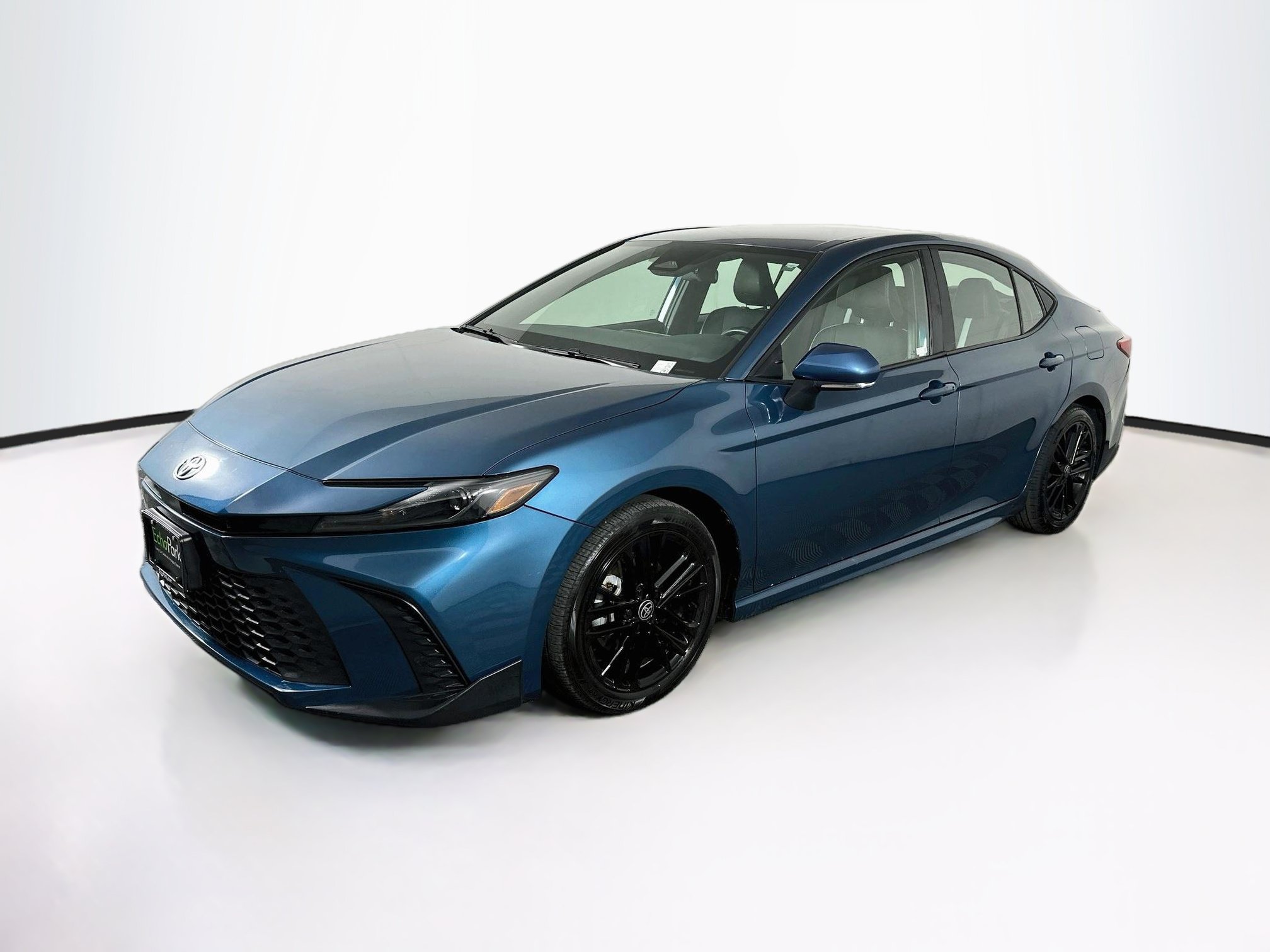 Used 2025 Toyota Camry SE FWD image 3