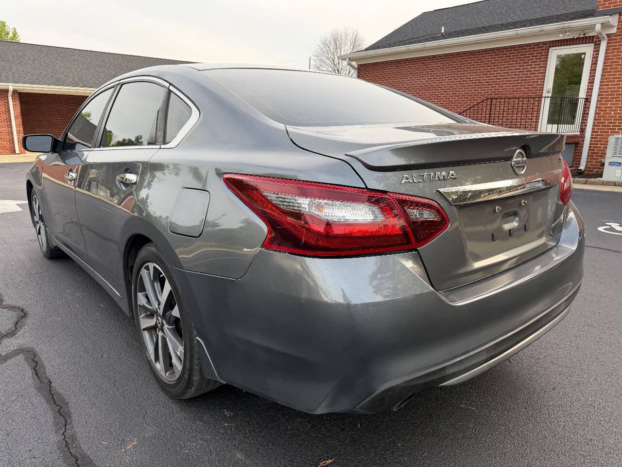 Used 2017 Nissan Altima 2.5 SR FWD image 5