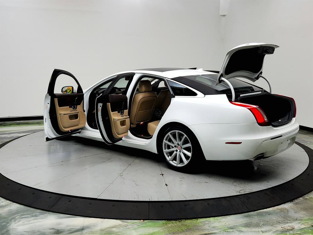 Used 2015 Jaguar XJ image 12